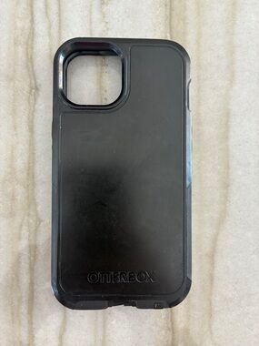 OtterBox Black iPhone13 Case with White MagSafe Ring Insert